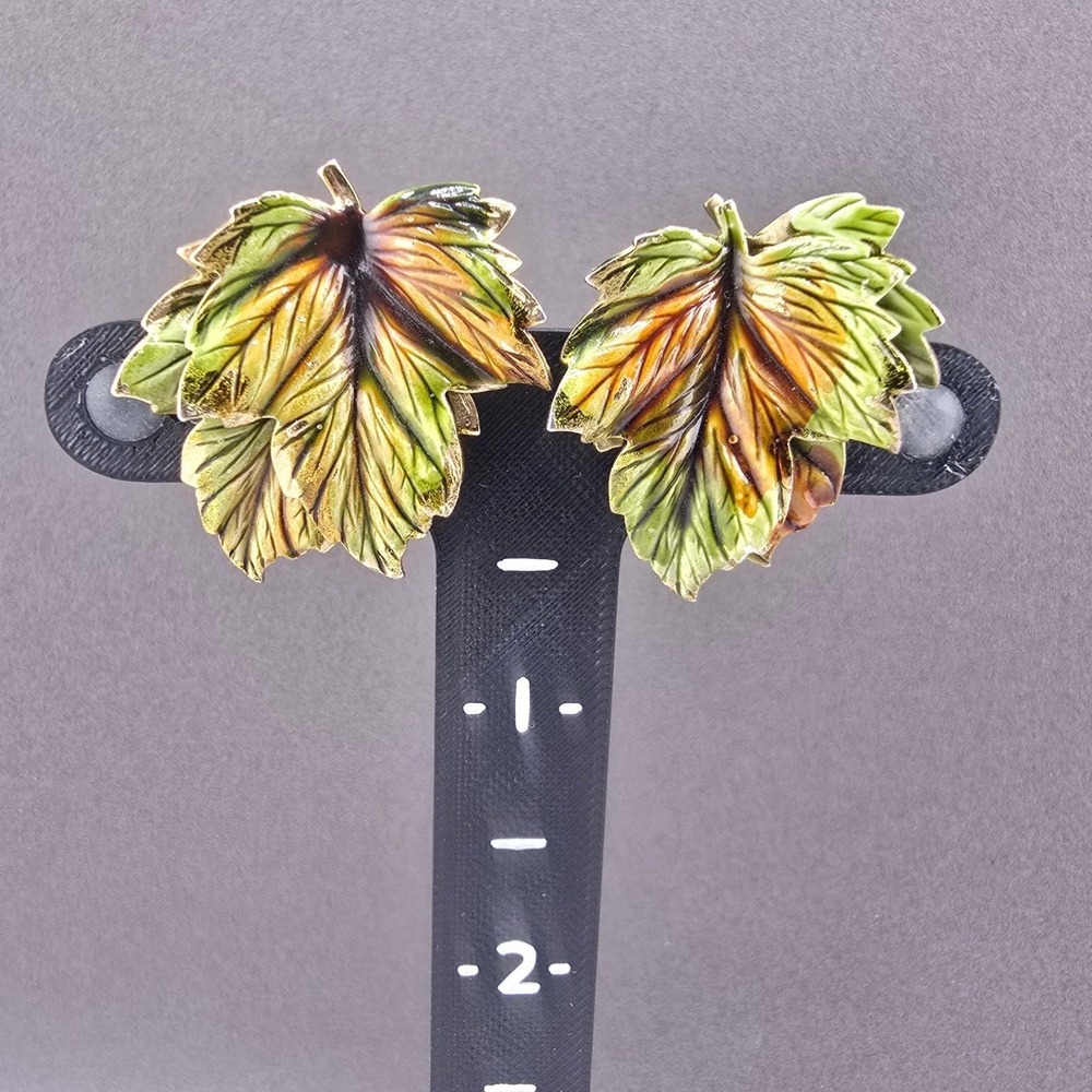 Vintage Weiss Clip On Earrings Green Enamel Gold Tone Layered Maple Leaf 1.25in